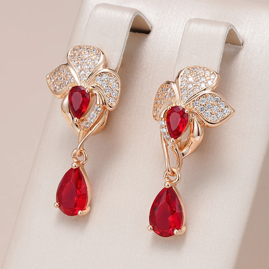 Elegante Blüten-Ohrringe mit Zirkonia und roten Tropfensteinen