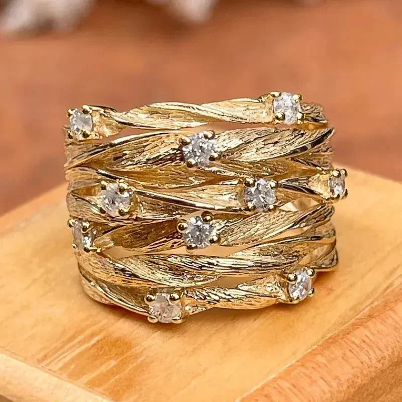 Goldener Vintage-Ring mit Steinen