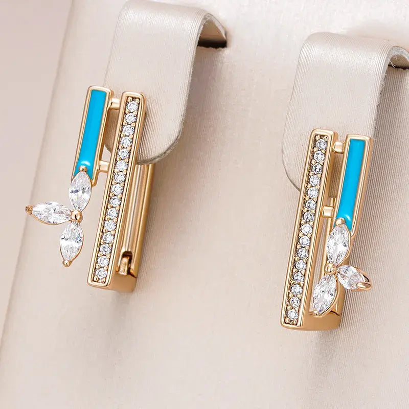Elegante Ohrringe mit türkisblauer Emaille und funkelnden Zirkonia