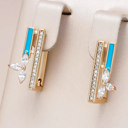 Elegante Ohrringe mit türkisblauer Emaille und funkelnden Zirkonia