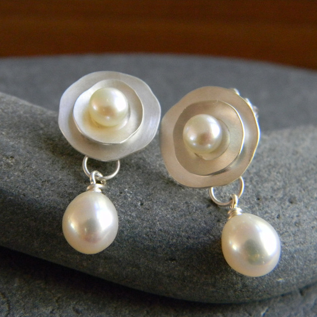 Elegante Perlenohrringe mit floralem Design und zarten Tropfenperlen