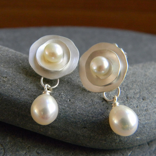 Elegante Perlenohrringe mit floralem Design und zarten Tropfenperlen
