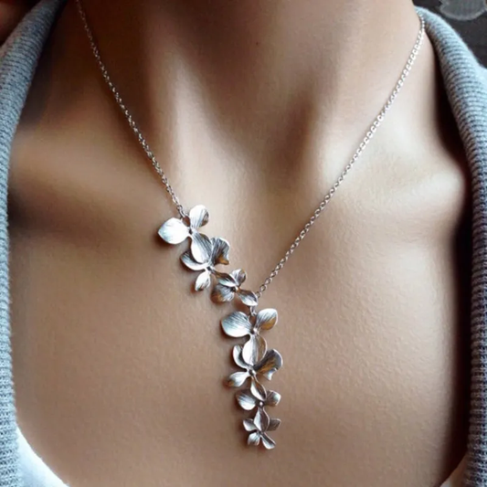 Elegante Blüten-Halskette für Damen mit organischem Blumen-Design