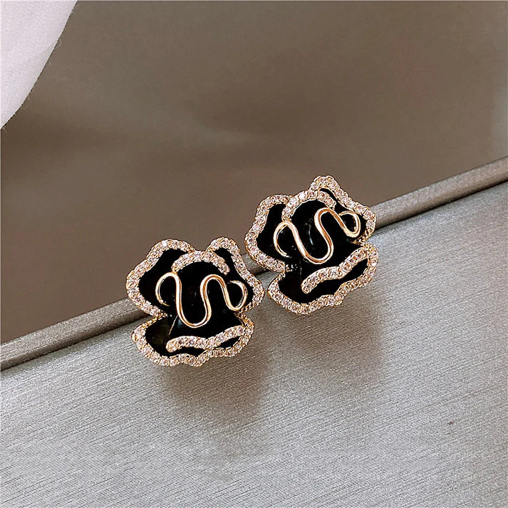 Elegante Ohrringe mit schwarzem Lotus und glitzernden Akzenten