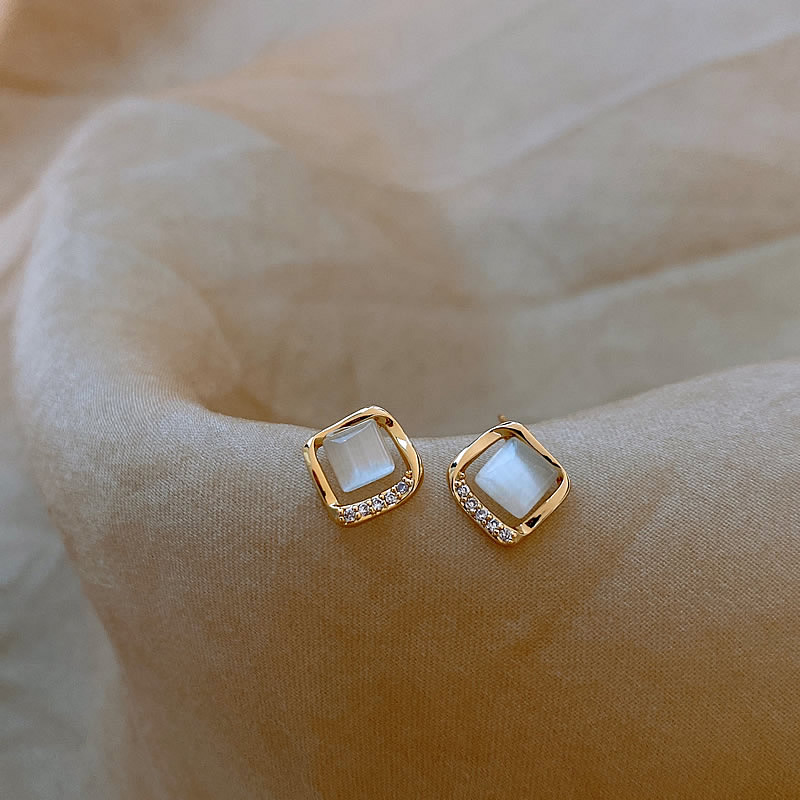 Elegante Ohrstecker mit schimmerndem Stein und glitzernden Zirkonia