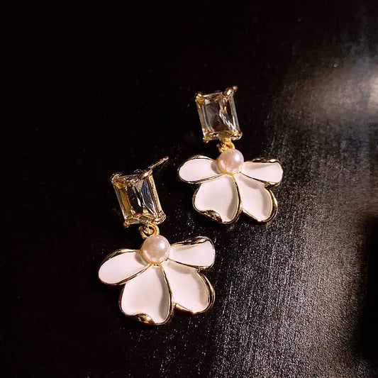 Elegante weiße Blumen Ohrhänger mit funkelnden Steinen und Perlen