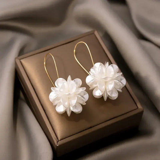 Elegante weiße Blütenohrringe mit zartem Perlmutt-Glanz