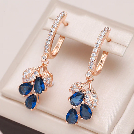 Elegante Ohrringe mit blauen Tropfen-Kristallen und funkelnden Zirkonia