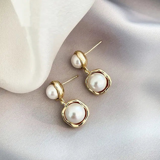 Elegante Tropfenohrringe mit Perlen und welligem Rahmen