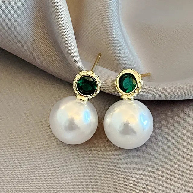 Elegante Ohrringe mit grünen Kristallen und großen Perlen