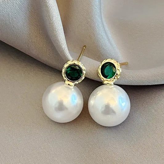 Elegante Ohrringe mit grünen Kristallen und großen Perlen