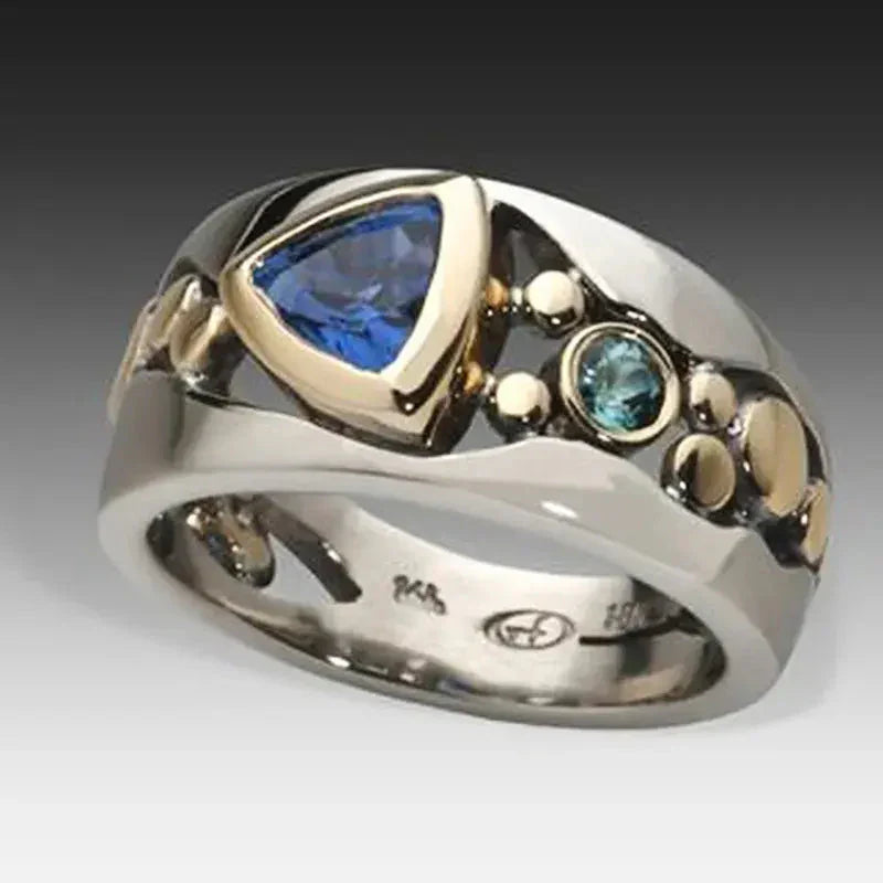 Zeitloser Ring aus Bicolor-Metall mit blauem Edelstein und Goldakzenten