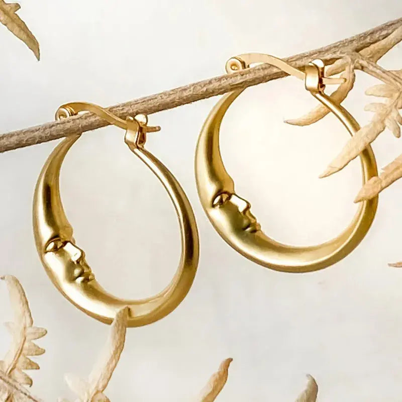 Elegante goldfarbene Creolen mit antikem Mondgesicht Design