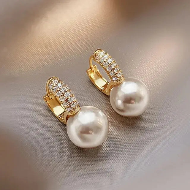 Elegante Perlen Ohrringe mit funkelnden Zirkonia und stilvollem Design