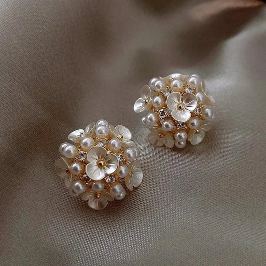 Elegante Blumenperlen Ohrstecker mit Strass Akzenten