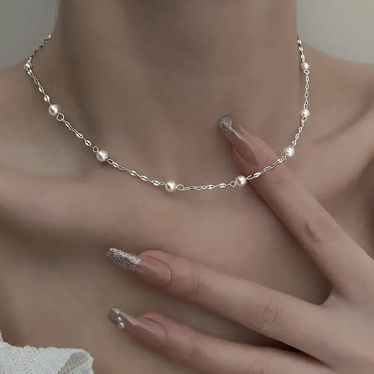 Elegante Gliederkette mit zarten Süßwasserperlen für besondere Momente