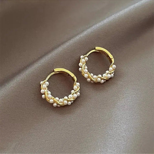 Geschwungene Ohrringe mit eleganten Perlen-Details
