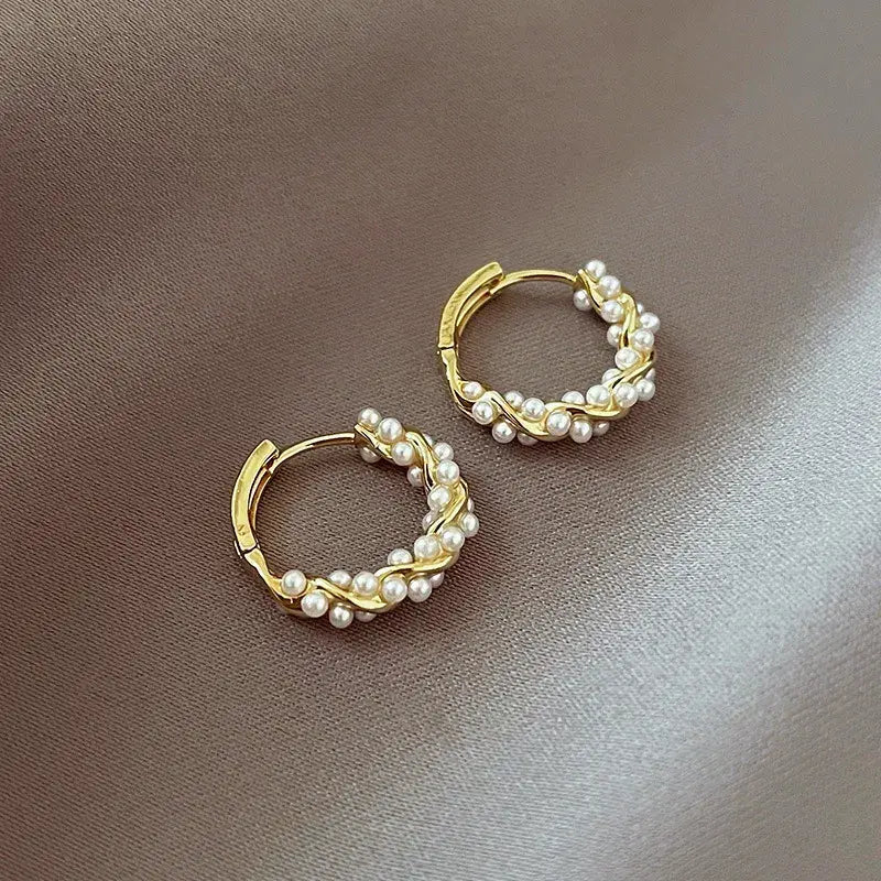 Geschwungene Ohrringe mit eleganten Perlen-Details
