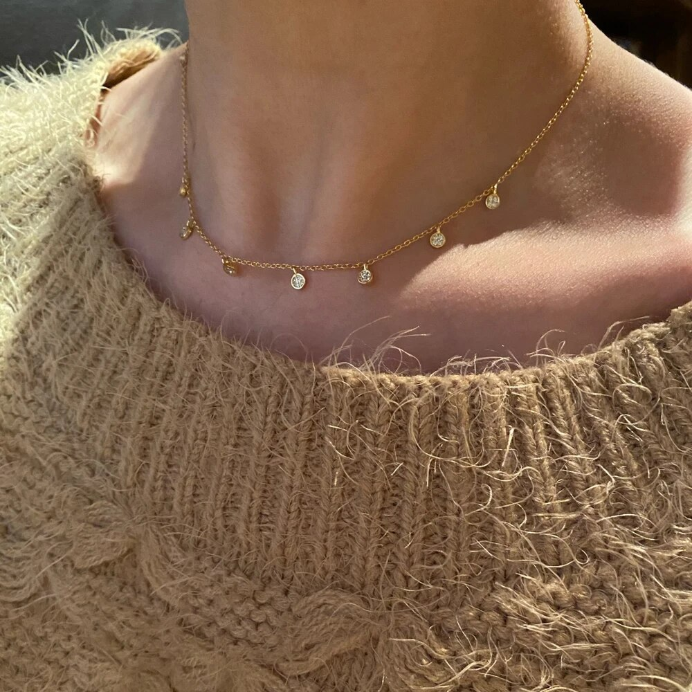 Funkelnde Choker-Halskette mit Zirkonia-Anhängern im modernen Stil