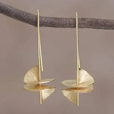Elegante Ohrringe mit schwebenden Blättern in goldener Optik