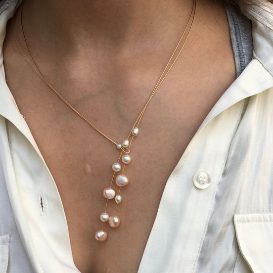 Elegante Statement-Kette mit asymmetrisch hängenden Süßwasserperlen