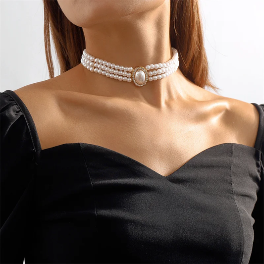 Eleganter dreireihiger Perlen-Choker mit ovalem Strass-Anhänger