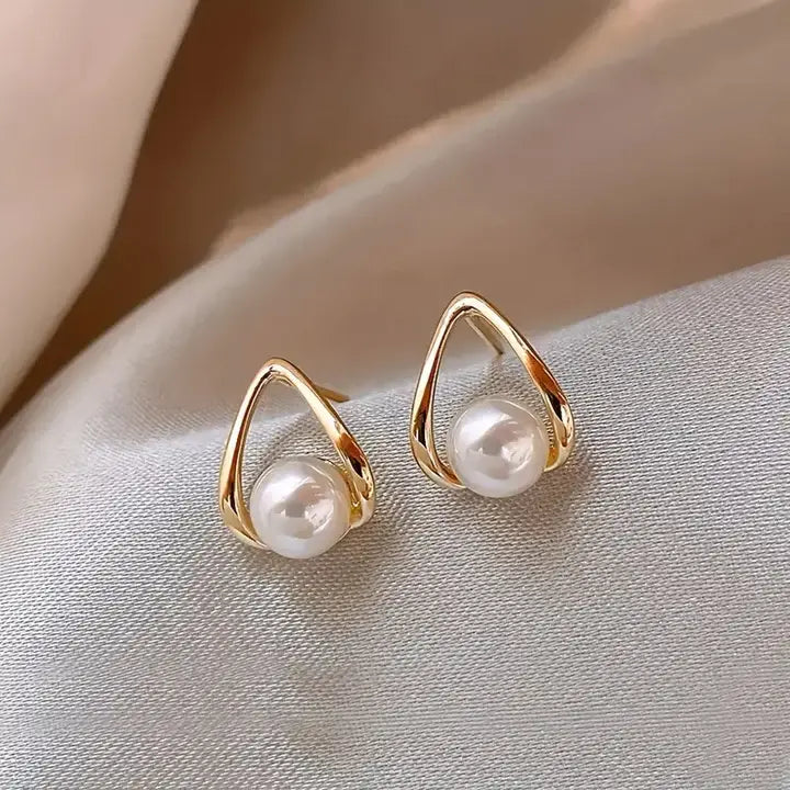 Elegante geometrische Ohrstecker mit Perlen in Dreiecksform