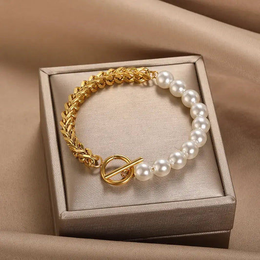 Elegantes Armband mit glänzenden Perlen und geflochtener Gliederkette