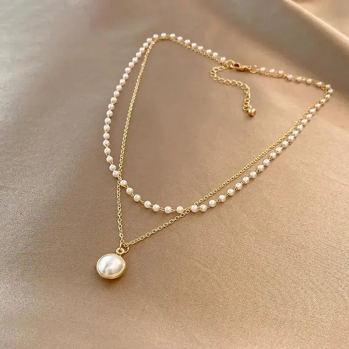 Zweireihige Perlenkette mit Anhänger für einen eleganten Look