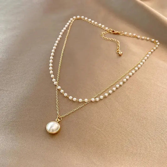 Zweireihige Perlenkette mit Anhänger für einen eleganten Look