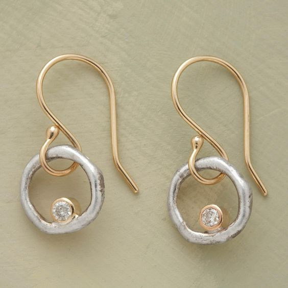 Elegante Ohrringe mit Ring-Anhänger und funkelndem Zirkonia