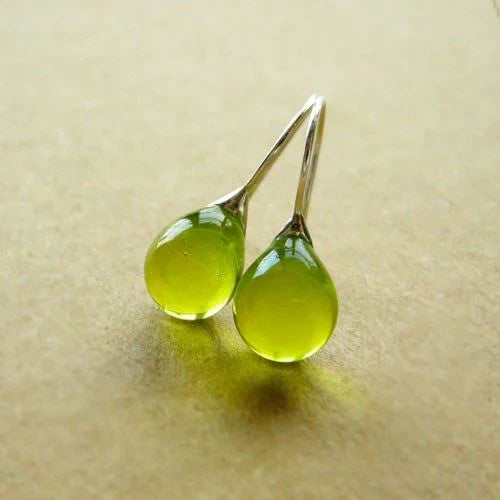 Schimmernde olivgrüne Glas-Ohrhänger tropfenförmig transparent elegant