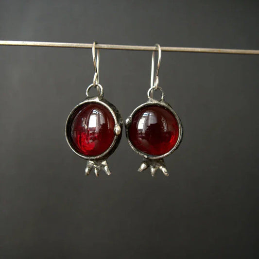 Vintage Granatapfel Ohrringe mit roten Kristalltropfen und antikem Design