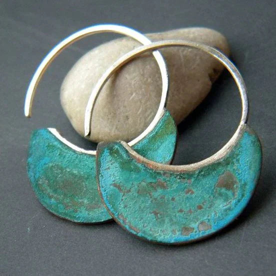 Handgefertigte Halbmond-Ohrringe mit Patina in Türkis-Optik
