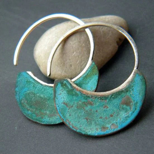 Handgefertigte Halbmond-Ohrringe mit Patina in Türkis-Optik