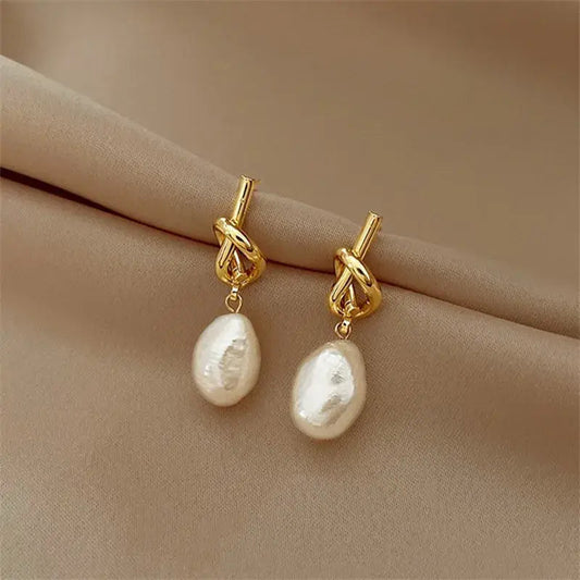 Elegante Ohrringe mit stilvollem Knoten und weißen Süßwasserperlen