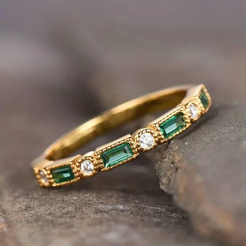 Vintage-Ring mit grünen Zirkonen
