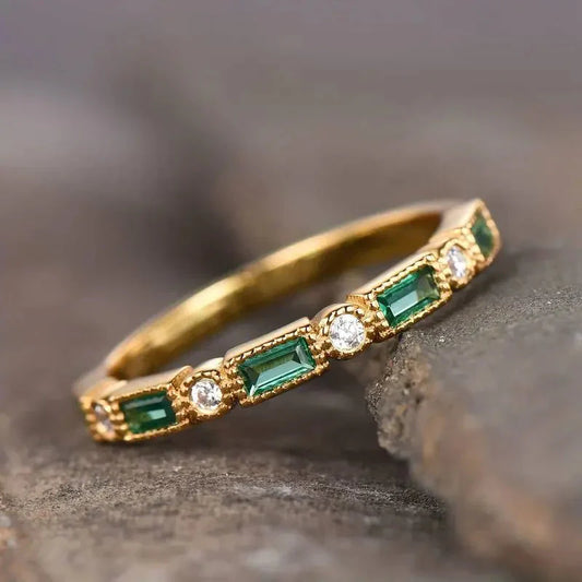 Vintage-Ring mit grünen Zirkonen