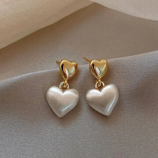 Elegante Herz-Dangle-Ohrringe mit mattiertem Perlglanz-Effekt