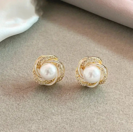 Elegante Perlenohrringe mit Strasssteinen in floralem Spiraldesign