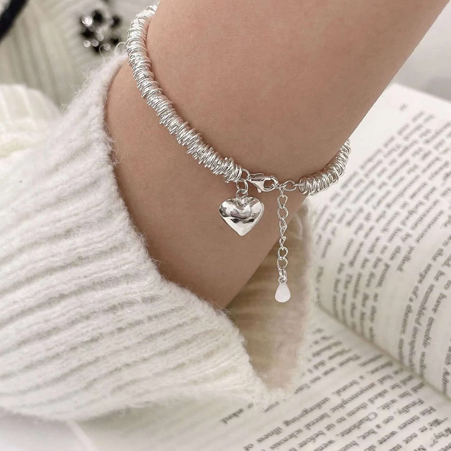 Elegantes Armband mit Herz-Anhänger und Spiralfeder-Design