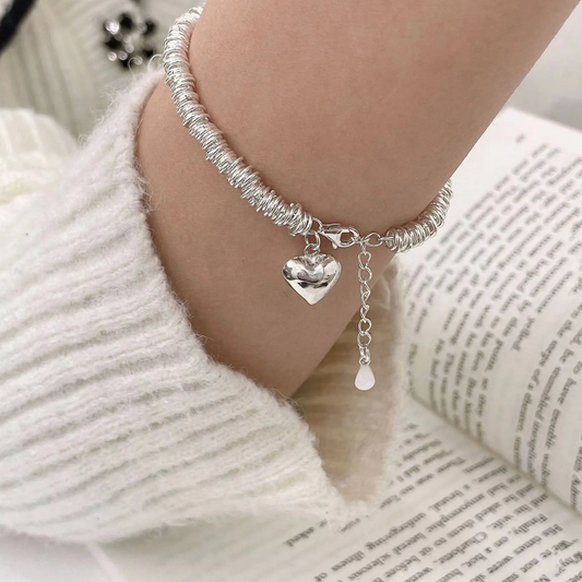 Elegantes Armband mit Herz-Anhänger und Spiralfeder-Design