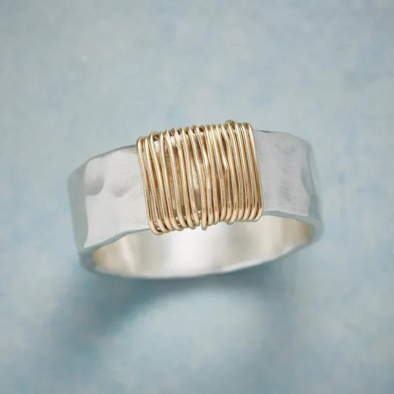 Boho-Ring mit goldenen Fasern
