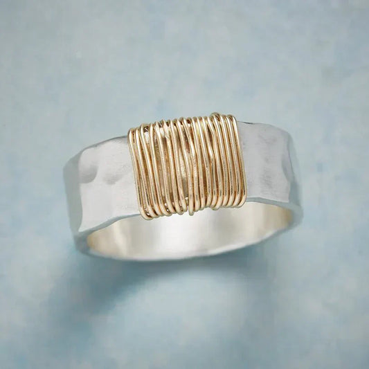 Boho-Ring mit goldenen Fasern