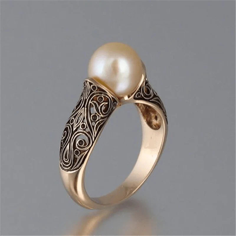 Eleganter Vintage Goldring mit großer Perle und kunstvollen Details