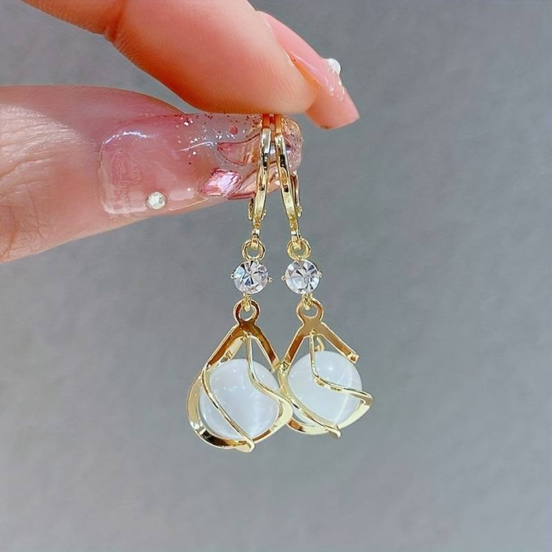 Elegante schimmernde Opal-Ohrringe mit funkelnden Zirkonia-Details