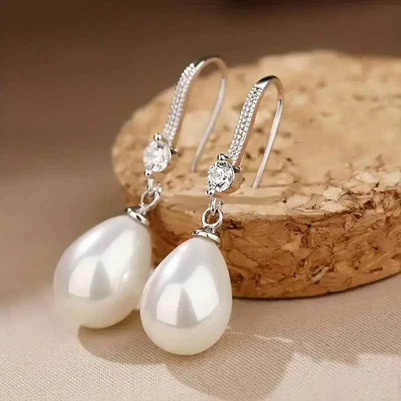 Elegante Tropfenperlen Ohrringe mit funkelnden Zirkonia Steinen