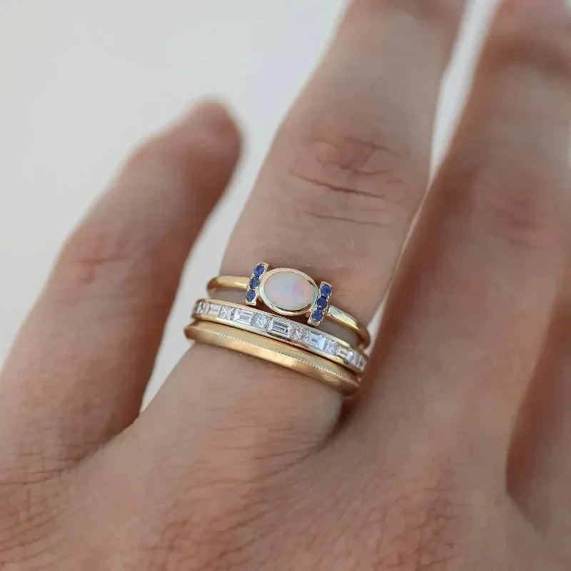 Vintage-Ring mit weißem Opal in Gold gefasst