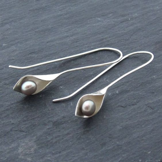 Elegante Ohrhänger mit blattförmigem Design und dunklen Süßwasserperlen