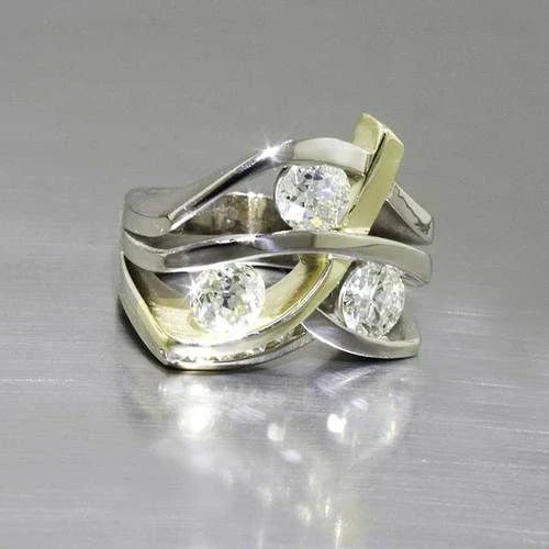 Klassischer Ring mit Kristall